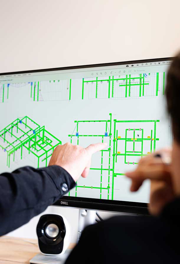 Alternative text - un ordinateur avec des plans techniques pour une prestation événementielle